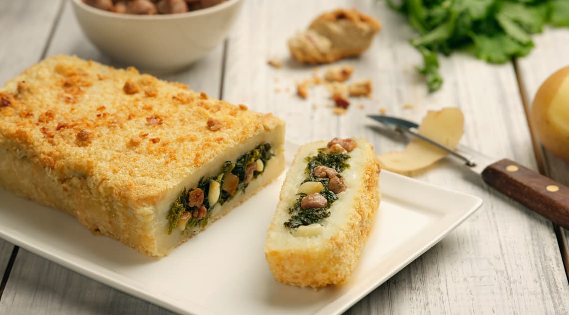 Gat&ograve; di patate con salsiccia friarielli e provola