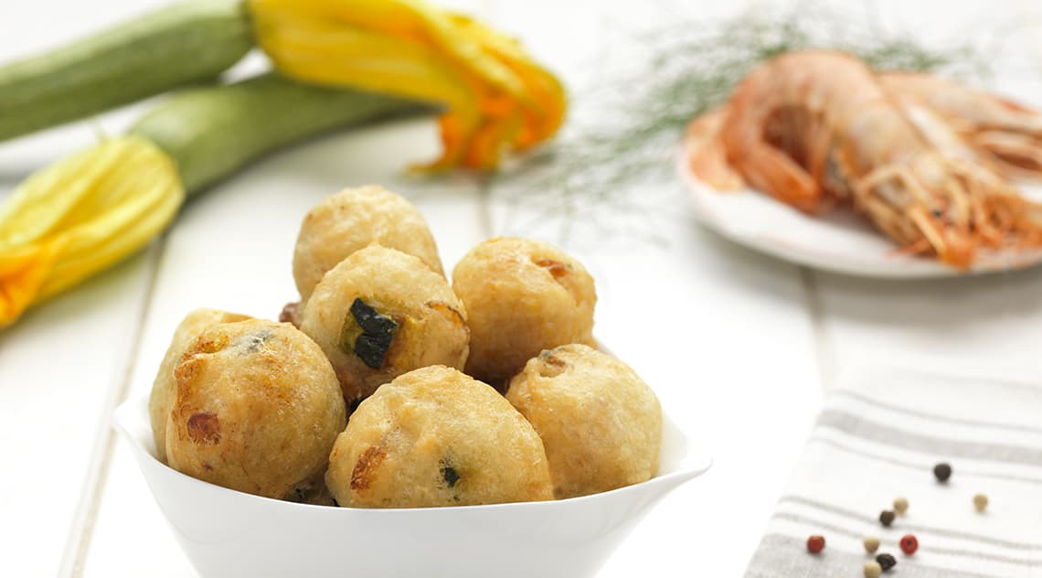 Frittelle con zucchine e gamberetti