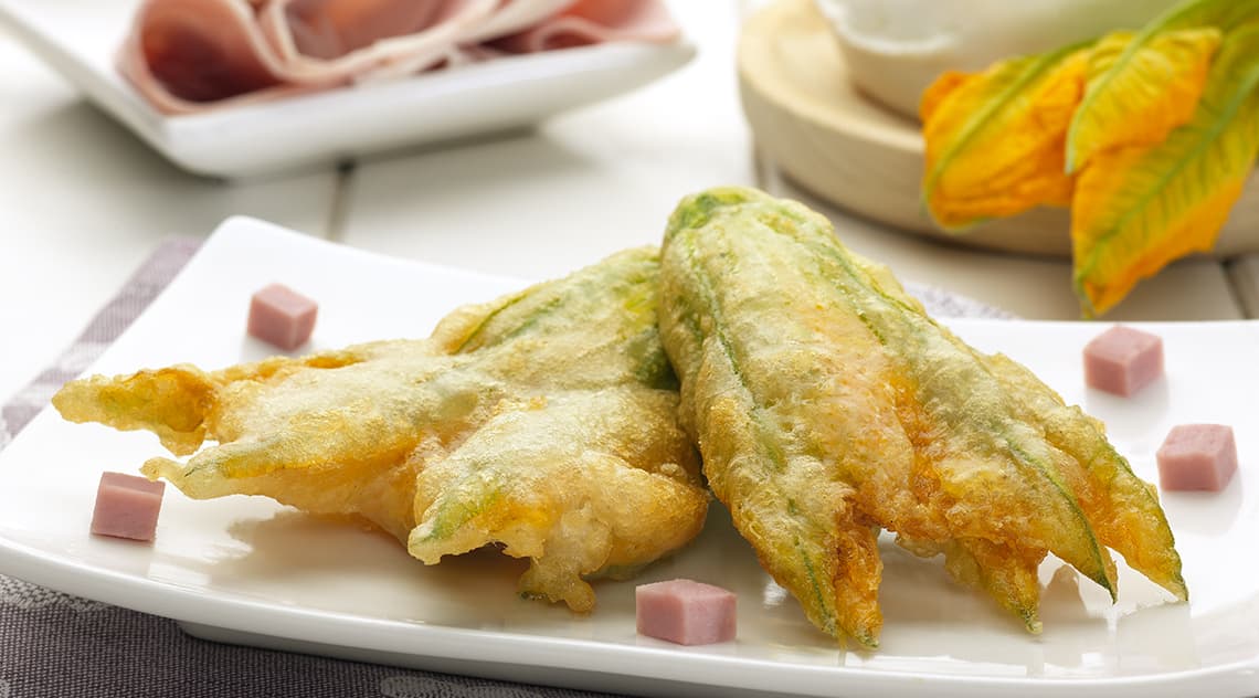 Fiori di Zucca pastellati con Prosciutto e Mozzarella