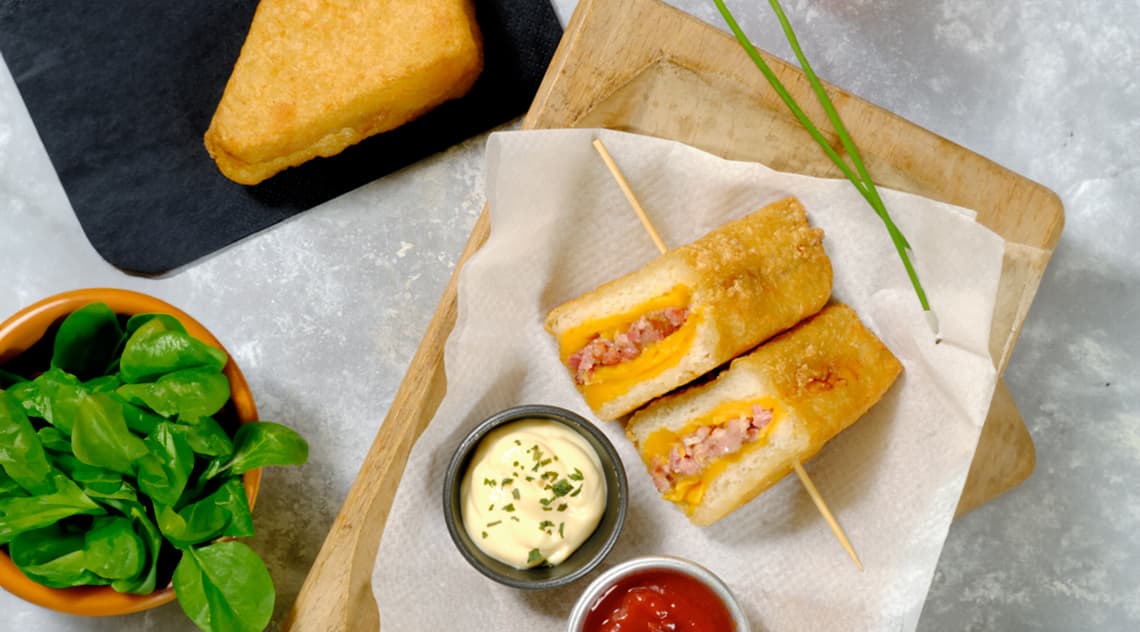 Tramezzino cheddar e bacon croccante in tempura